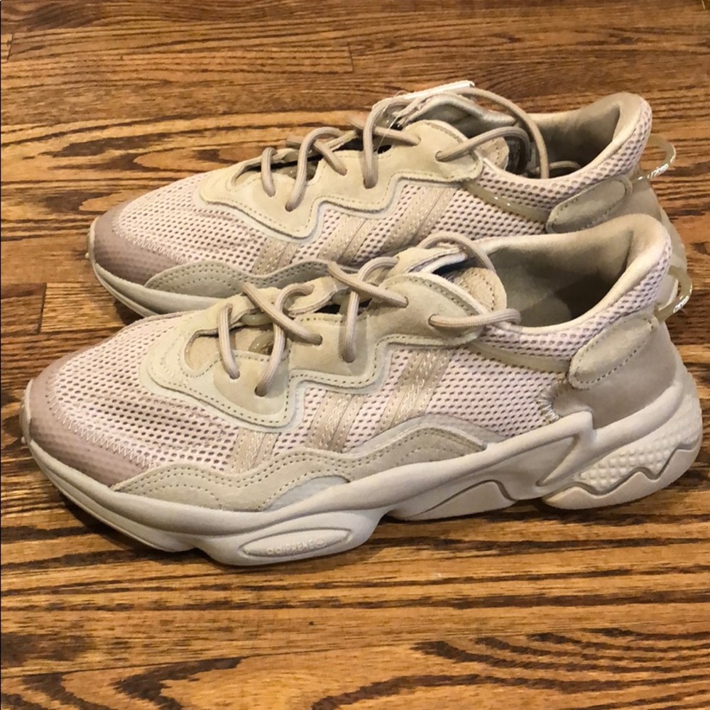 Rare Khaki Ozweego size 8 women’s (6.5 men’s)